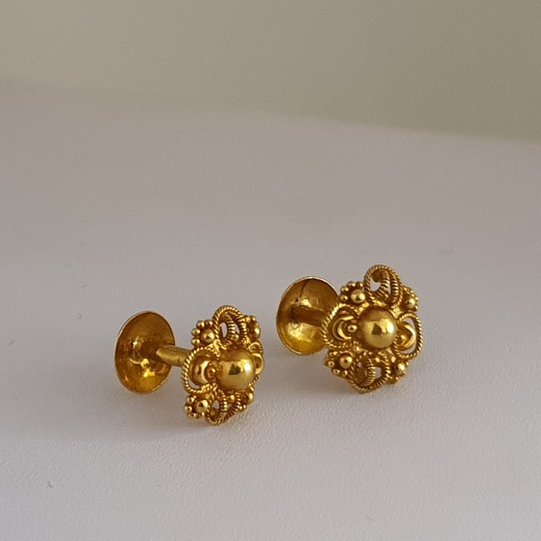 22 Kt Plain Yellow  Gold Stud  Earrings (2.080 Grams)
