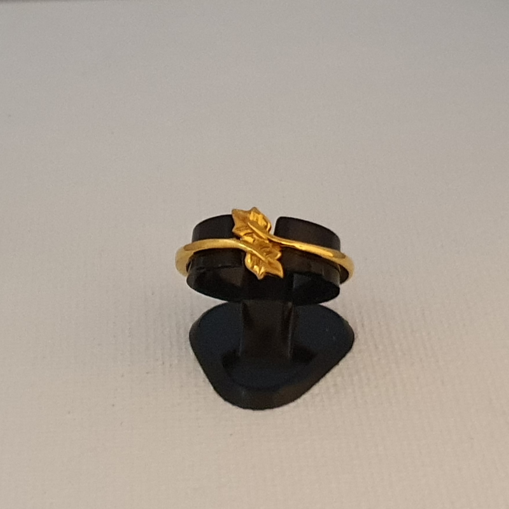 RINGS, 3+1 pcs, 18k gold. Swedish stamps. Rings Weight about 9.8 grams.  Signet ring 3.6 grams. Jewellery & Gemstones - Rings - Auctionet