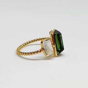 Green Tourmaline Ring With Moonstone In 18Kt Yellow Gold (1.530 Grams)